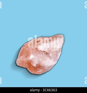 Ein Stück rosafarbenes Himalaya-Salz, das seine natürliche kristalline Struktur und Farbe zeigt. Stockfoto