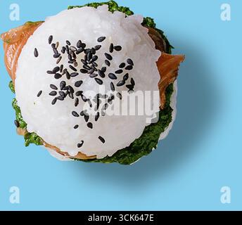 Eine Nahaufnahme eines Sushi-Gerichts mit Reis, Lachs und Algen, garniert mit Sesamsamen. Stockfoto
