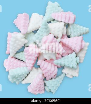Eine bunte Auswahl an Süßigkeiten in Form von Eiskegeln in Pastellfarben. Stockfoto