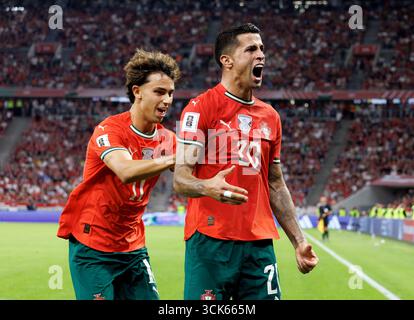Budapest, Ungarn. September 2025. Joao Cancelo aus Portugal feiert nach einem Tor mit Joao Felix aus Portugal beim Qualifikationsspiel zur FIFA-Weltmeisterschaft 2026 zwischen Ungarn und Portugal am 9. September 2025 in Budapest, Ungarn, in der Puskas Arena. Quelle: Laszlo Szirtesi/Alamy Live News Stockfoto
