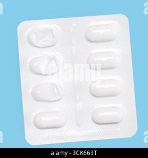 Eine Packung weißer Kapseln in einer Blisterpackung, die üblicherweise für Medikamente oder Nahrungsergänzungsmittel verwendet wird. Stockfoto