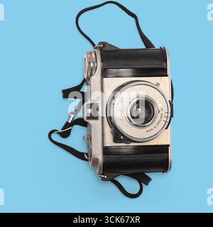 Eine Vintage-Kamera mit klassischem Design, die für Momente in der Fotografie verwendet wird. Stockfoto