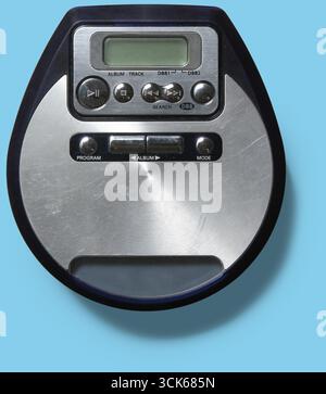 Ein tragbarer CD-Player mit schlankem Design und Steuertasten für Wiedergabe und Navigation. Stockfoto