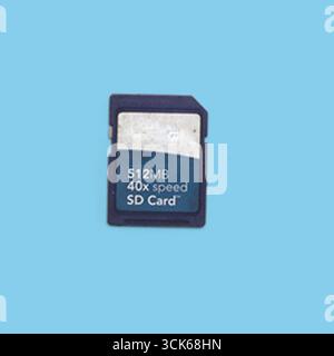 Eine kleine SD-Karte mit 512 MB Kapazität und 40-facher Geschwindigkeit, die zum Speichern digitaler Daten in Kameras und anderen Geräten verwendet wird. Stockfoto