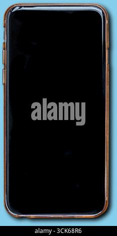 Ein leerer Smartphone-Bildschirm in einer Schutzhülle unterstreicht das schlanke Design des Geräts. Stockfoto