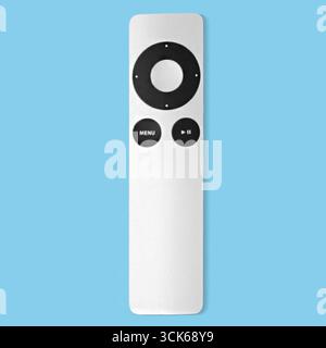 Eine schlanke Fernbedienung für die Navigation in Mediengeräten mit Tasten für Menü- und Wiedergabefunktionen. Stockfoto