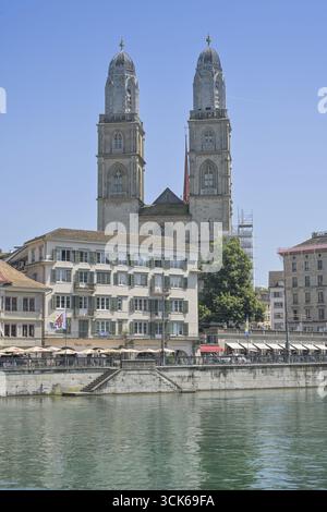 Fluss Limmat, Altstadt am rechten Ufer der Limmat, Großmünster, Limmatquai, Niederdorf, Zürich, Schweiz Stockfoto