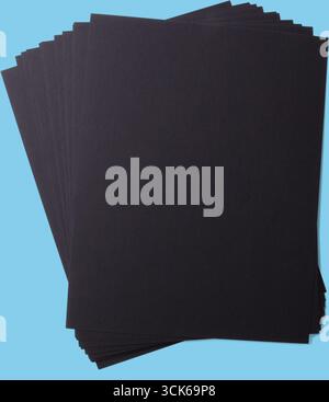 Ein Stapel schwarzer Blätter Papier, ideal für Kunsthandwerk, Kunstprojekte oder professionelle Präsentationen. Stockfoto