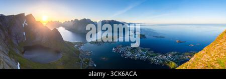 Aus der Vogelperspektive bei Sonnenuntergang der reine-Bucht vom felsigen Gipfel Reinebringen. Reine, Moskenes, Nordland, Lofoten-Inseln, Norwegen. Stockfoto