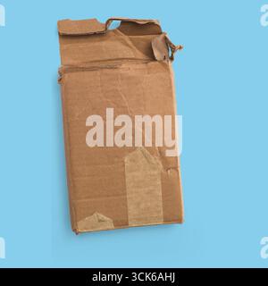 Ein leicht beschädigter Karton, der in der Regel zum Verpacken und Versenden von Artikeln verwendet wird. Stockfoto