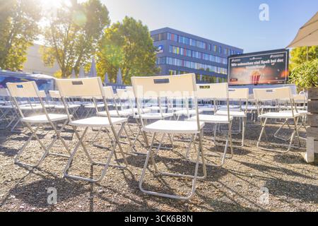 Sitzreihen im Freien unter einem Sonnenschirm bei hellem Sonnenschein, Freiluftkino Sindelfingen, Stadtteil boeblingen, Deutschland Stockfoto