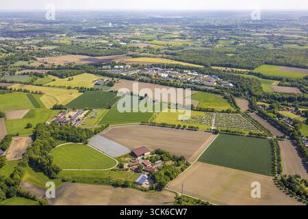 Luftaufnahme, Parkplätze im Movie Park Germany, Freizeitpark Kirchhellen-Nord-Ost, Bottrop, Ruhrgebiet, Nordrhein-Westfalen, Deutschland, DE, Europa, Fahrgeschäfte Stockfoto