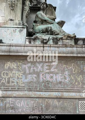 Inschriften auf dem Girondins-Denkmal in Bordeaux von Demonstranten der Bewegung „Block Everything“ am 10. September 2025. Frankreich Stockfoto