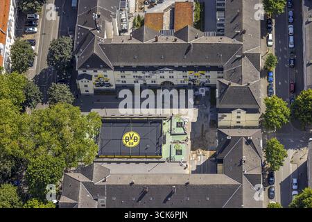 Luftaufnahme, BVB-Logo am Fußballplatz Max-Michallek-Platz mit BVB-Spielerdenkmal im Hinterhof der Oesterholzstraße, Borsigplatz, Dortmund, Ruhr A Stockfoto