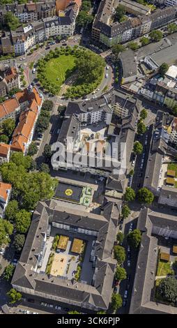 Luftaufnahme, grüner Kreisverkehr Borsigplatz, BVB-Logo am Fußballplatz Max-Michallek-Platz mit BVB-Spielerdenkmal im Hinterhof von Oesterholzst Stockfoto