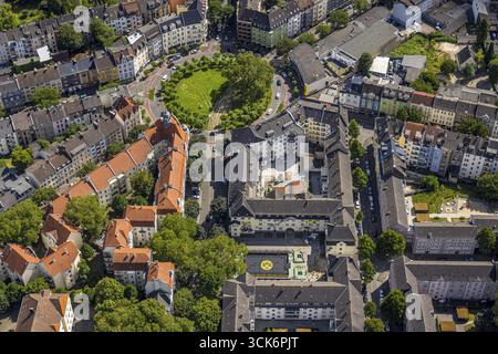 Luftaufnahme, grüner Kreisverkehr Borsigplatz, BVB-Logo am Fußballplatz Max-Michallek-Platz mit BVB-Spielerdenkmal im Hinterhof von Oesterholzst Stockfoto
