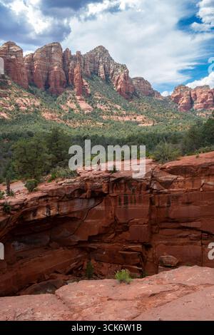 Dramatische Wolkenlandschaft und Sinkhole in Devil's Kitchen in Arizona Stockfoto
