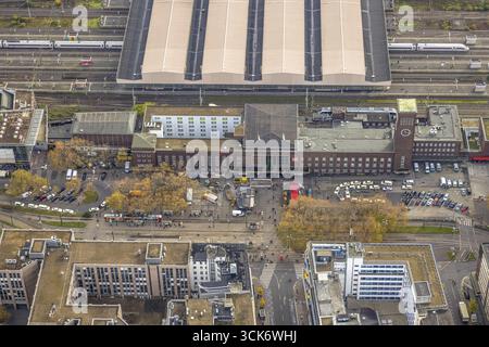 Blick aus der Vogelperspektive, überdachter Hauptbahnhof Hbf und Hauptgebäude mit Bahnhofsvorplatz, umgeben von herbstlichen Laubbäumen, Stadtzentrum, Düsseldorf, Rhein Stockfoto