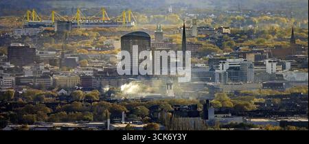 Luftansicht, Skyline der Stadt Dortmund, trübe Fernsicht mit Rauchwolken, RWE-Turm und Kirchturm der Petrikirche mit Blick auf die Bundesliga Stockfoto