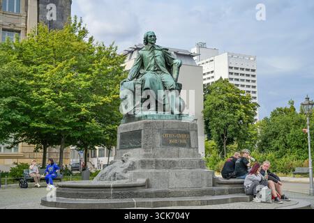 Otto-von-Guericke-Denkmal, bei der Hauptwache, Magdeburg, Sachsen-Anhalt, Deutschland *** Otto-von-Guericke-Denkmal, nahe dem Hauptwachhaus, Magdeburg, Sachsen-Anhalt, Deutschland Stockfoto