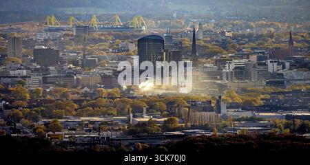 Aus der Luft, Skyline von Dortmund, trübe Fernsicht mit Rauchwolken, RWE-Turm und Kirchturm der Petrikirche mit Blick auf die Bundesliga stadi Stockfoto