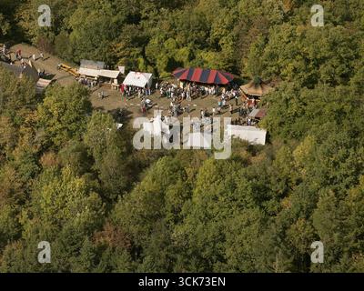 Aus der Vogelperspektive, Museum Burg Pyrmont, mit Ritterspielen, mittelalterlichem Markt, Marktständen, Pillig, Eifel, Rheinland-Pfalz, Deutschland, Europa, Vogelauge Stockfoto