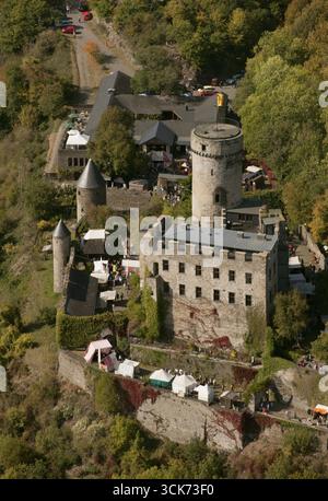 Aus der Vogelperspektive, Museum Burg Pyrmont, mit Ritterspielen, mittelalterlichem Markt, Marktständen, Pillig, Eifel, Rheinland-Pfalz, Deutschland, Europa, Vogelauge Stockfoto