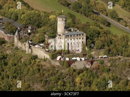 Aus der Vogelperspektive, Museum Burg Pyrmont, mit Ritterspielen, mittelalterlichem Markt, Marktständen, Pillig, Eifel, Rheinland-Pfalz, Deutschland, Europa, Vogelauge Stockfoto