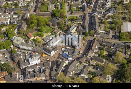 Aus der Vogelperspektive, Stadtzentrum, katholische Kirche St. Clemens, Pfarrzentrum Kloster Pfarrhaus, geöffnet Sonntag und Frühlingsfest mit Straßenfest rund um den Globus Stockfoto