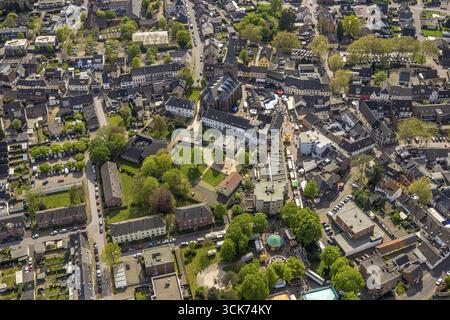 Aus der Vogelperspektive, Stadtzentrum, katholische Kirche St. Clemens, Pfarrzentrum Kloster Pfarrhaus, geöffnet Sonntag und Frühlingsfest mit Straßenfest rund um den Globus Stockfoto