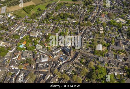 Blick aus der Vogelperspektive, Stadtzentrum, katholische Kirche St. Clemens, Pfarrzentrum Kloster Pfarrhaus, sonntag und Frühlingsfest mit Straßenparty rund um die C Stockfoto