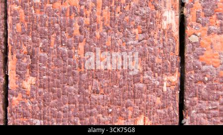 Eine Nahaufnahme verwitterter Holzdielen mit Textur- und Farbvarianten, geeignet für Hintergründe oder rustikale Designelemente. Stockfoto