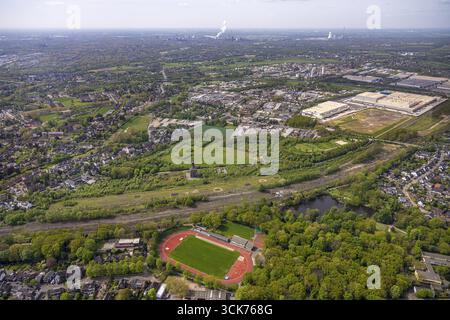 Aus der Vogelperspektive, Zeche und historisches Pithead-Gestell in der Mine Sterkrade, Eisenbahngleise und Güterzug, Industriegebiet, Baustelle für Picknick Stockfoto