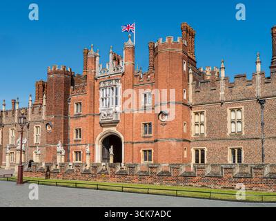 Hampton Court Palace Westeingang mit Union Jack Flagge. Ein königlicher Palast im Londoner Stadtteil Richmond an der Themse Großraum London Surrey UK Stockfoto