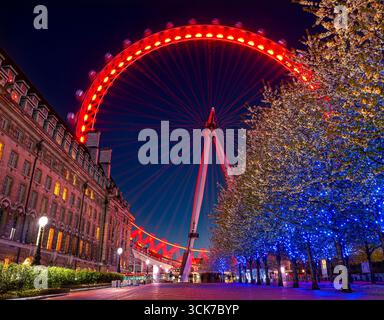Das London Eye in der Winterdämmerung mit Coca Cola Sponsoring Farbe South Bank London, England Großbritannien Stockfoto