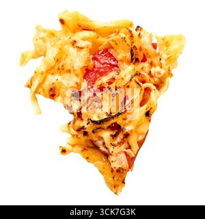 Ein dreieckiges Stück gebackene Nudeln mit knusprigem, goldbraunem Belag und sichtbaren Tomatenstücken. Stockfoto