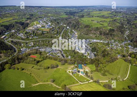 Aus der Vogelperspektive, Stadtblick und historische Altstadt mit mittelalterlichen Gebäuden und Schloss Monschau, evangelische Stadtkirche an der Rur, Wiesen und Felder Stockfoto