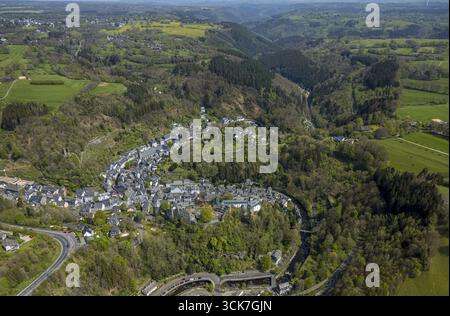 Aus der Vogelperspektive, historische Altstadt mit mittelalterlichen Gebäuden und das Schloss Monschau mit protestantischer Stadtkirche an der Rur, Hügeln und Tälern Stockfoto