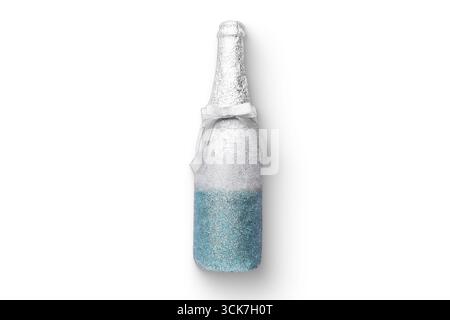 Eine stilvolle Flasche in Eis, die ein kühles Getränk für die Feier andeutet. Stockfoto