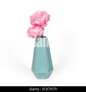 Eine moderne geometrische Vase mit zwei rosa Pfingstrosenblüten, die jedem Raum einen Hauch von Eleganz verleiht. Stockfoto