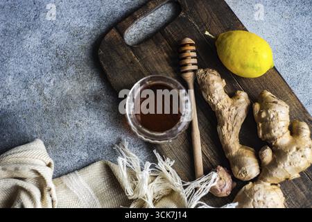 Zutaten für gesunden Tee mit frischer Zitrone, Ingwerwurzel und Honig Stockfoto