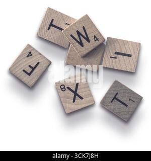 Eine Sammlung von hölzernen Buchstabensteinen, wahrscheinlich für ein Wortspiel, die verschiedene Buchstaben und ihre Punktwerte darstellen. Stockfoto