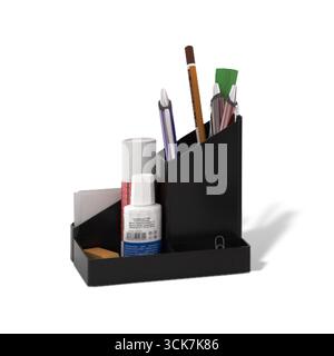 Ein schwarzer Schreibtischordner mit verschiedenen Schreibgeräten und Verbrauchsmaterialien für den Bürogebrauch. Stockfoto