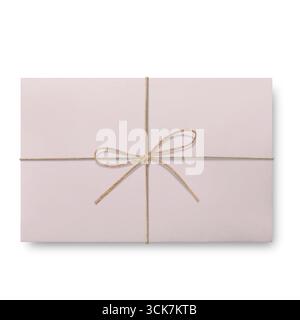 Ein ordentlich verpacktes Geschenk aus weichem rosa Papier, das mit Garn gebunden ist, ideal für besondere Anlässe. Stockfoto