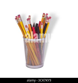 Ein silberner Bleistifthalter aus Mesh, gefüllt mit verschiedenen Bleistiften und Stiften, ideal zum Organisieren von Schreibgeräten. Stockfoto