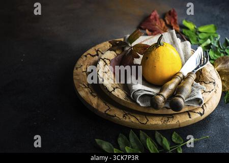 Herbstliche Tischdekoration mit Reifen pupking für Thanksgiving Dinner Stockfoto
