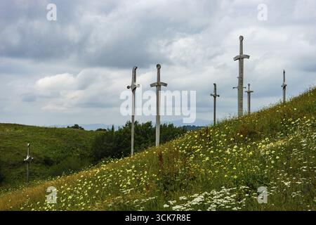 20 Juli 2019, Georgien, Tiflis, berühmte Didgori Battle Monument mit riesigen grasnarben und Skulpturen von Soldaten in der Nähe von Tiflis im Kaukasus Berg Rang Stockfoto
