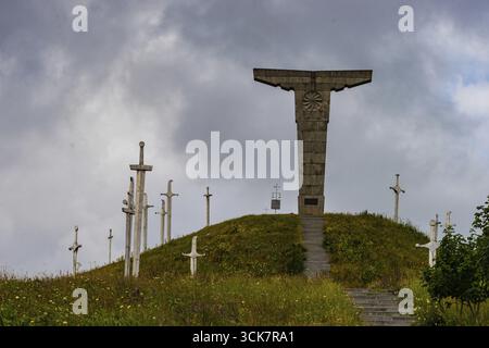 20 Juli 2019, Georgien, Tiflis, berühmte Didgori Battle Monument mit riesigen grasnarben und Skulpturen von Soldaten in der Nähe von Tiflis im Kaukasus Berg Rang Stockfoto