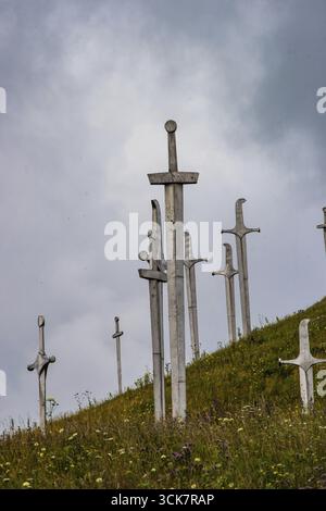 20 Juli 2019, Georgien, Tiflis, berühmte Didgori Battle Monument mit riesigen grasnarben und Skulpturen von Soldaten in der Nähe von Tiflis im Kaukasus Berg Rang Stockfoto