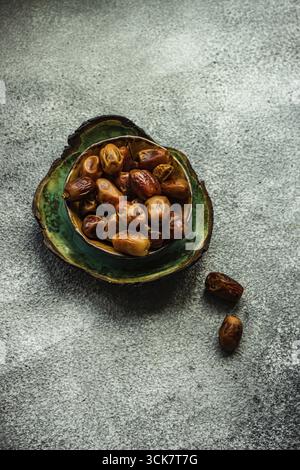 Raw Organic Medjool Datteln bereit zu Essen auf dar Holztisch Stockfoto